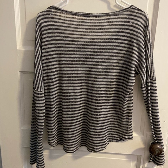 🚨 SPLENDID BRAND striped blouse light knit with scoop neck. Size: Medium. - Picture 4 of 6